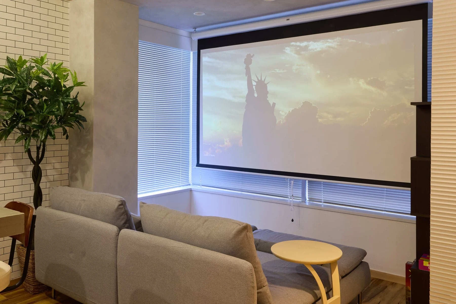 モダンなリビングルームのホームシアター