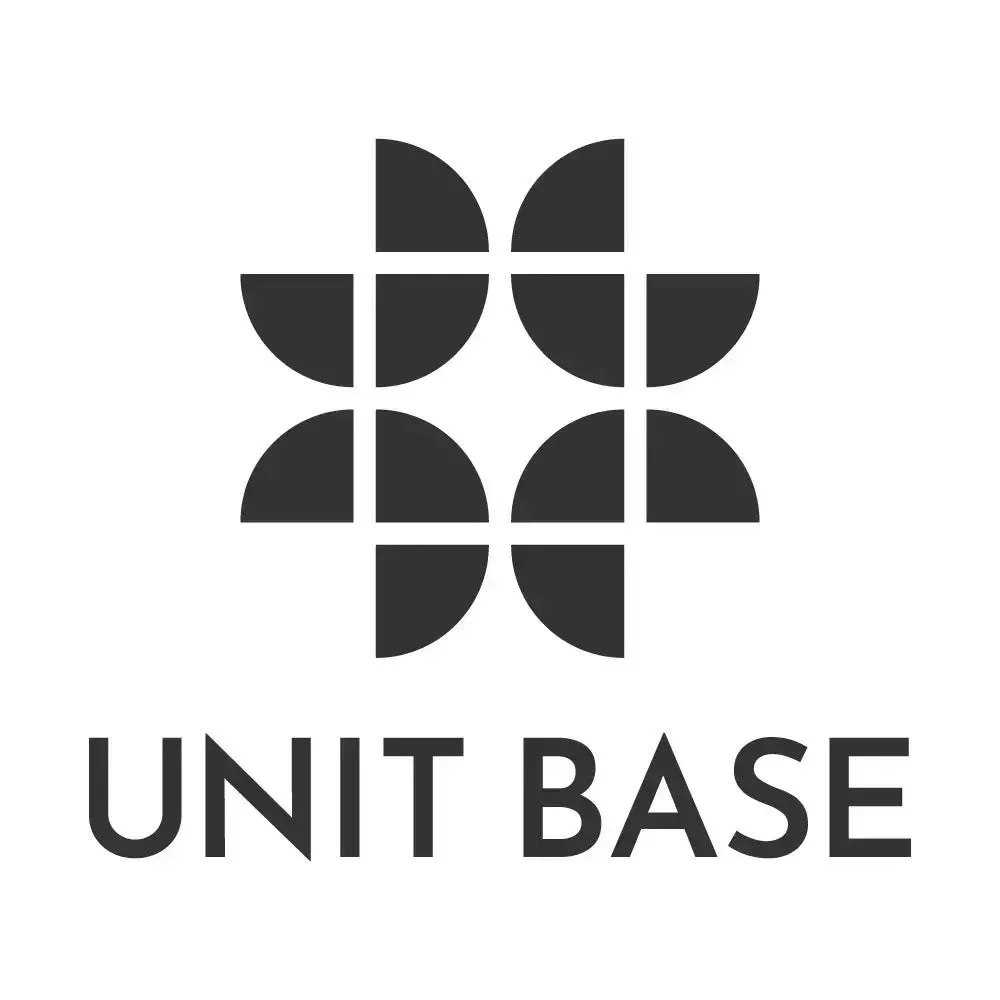 UNIT BASEという文字と、4つの四半円が十字型に配置された幾何学的なデザインで構成された、モノクロのロゴ画像