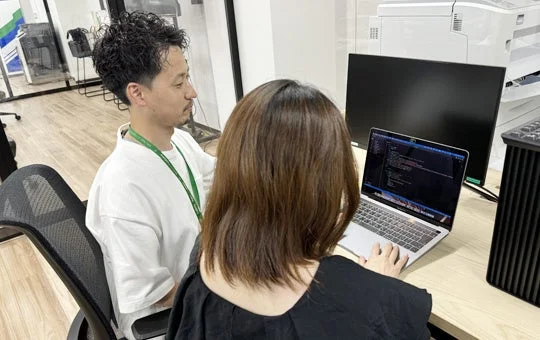 ノートパソコンの画面を共有する様子