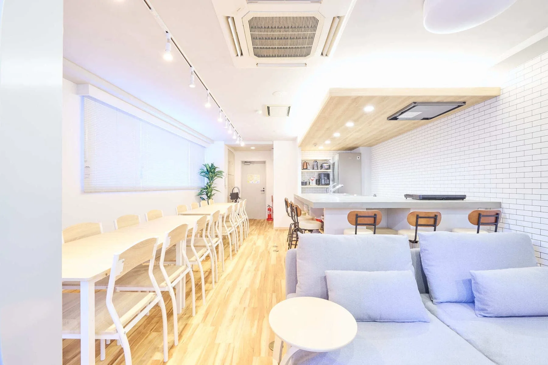 明るくモダンな内装の共有スペース