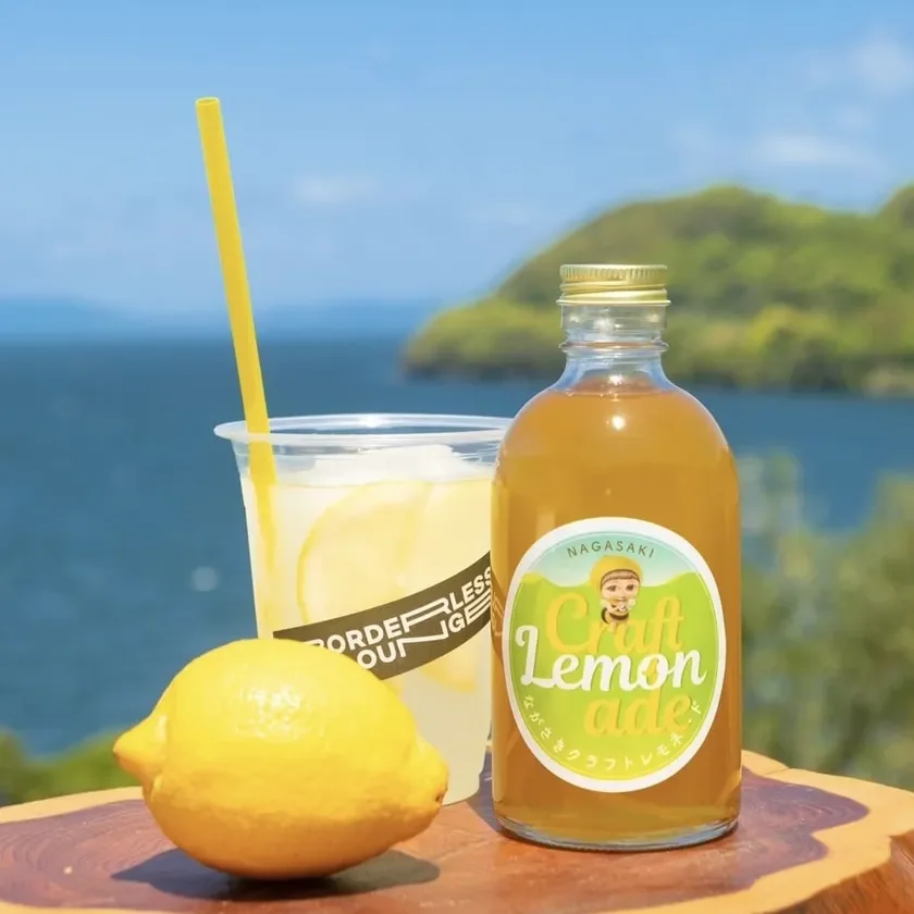 クラフトレモネードのボトルとグラス