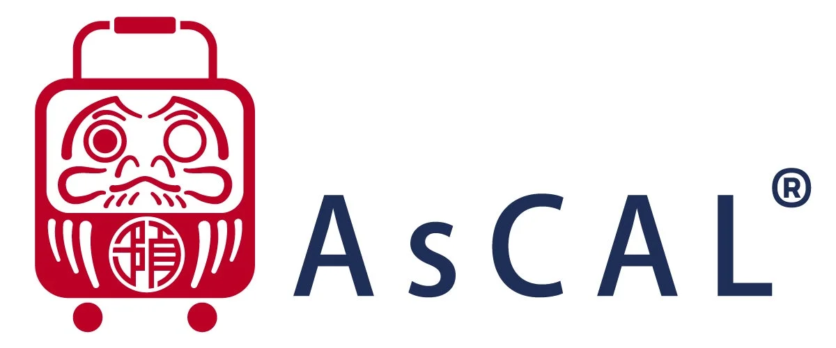 赤いスーツケースの形をしただるまのイラストと「AsCAL®」というブランド名が描かれたロゴ