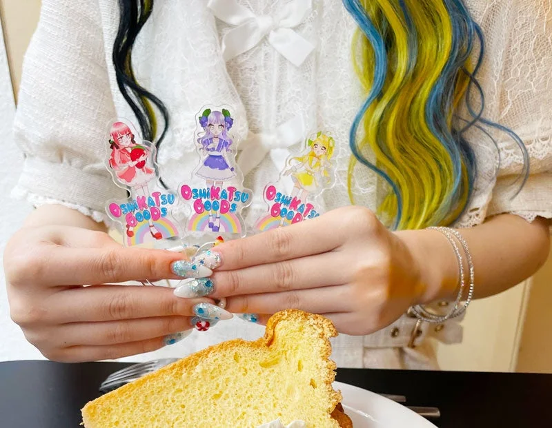 アクリルスタンドとケーキ