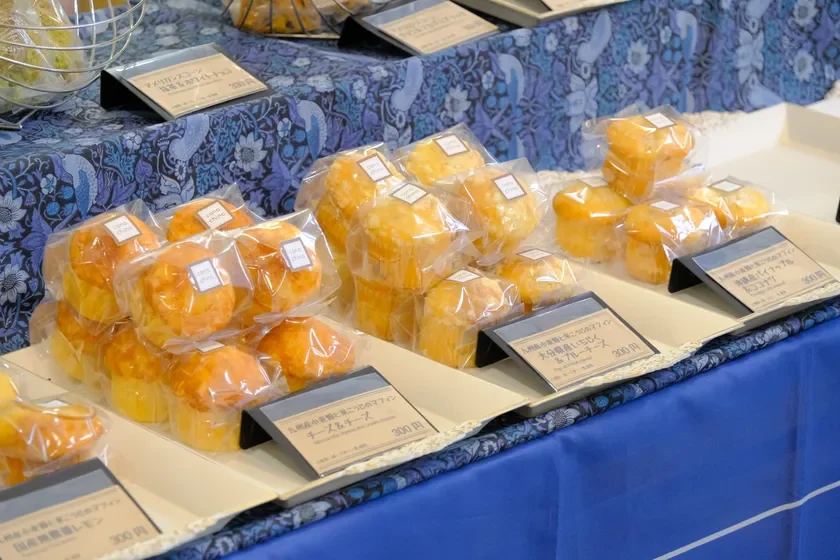 個包装されたマフィンやスコーンが並ぶフード商品ブース