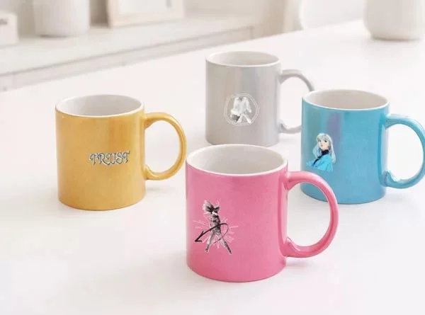 ロゴやキャラクターがデザインされたマグカップ