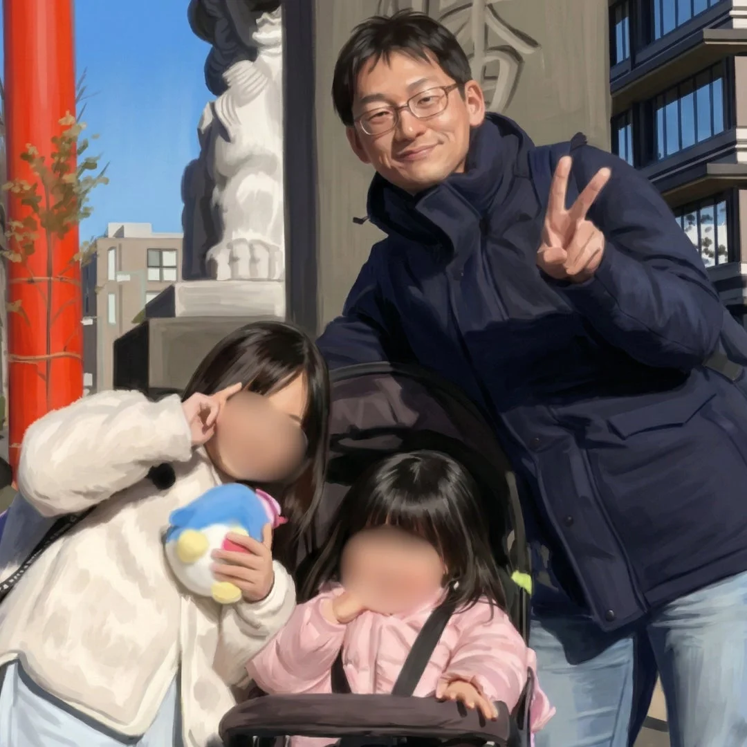 父親と娘たちが笑顔でポーズ