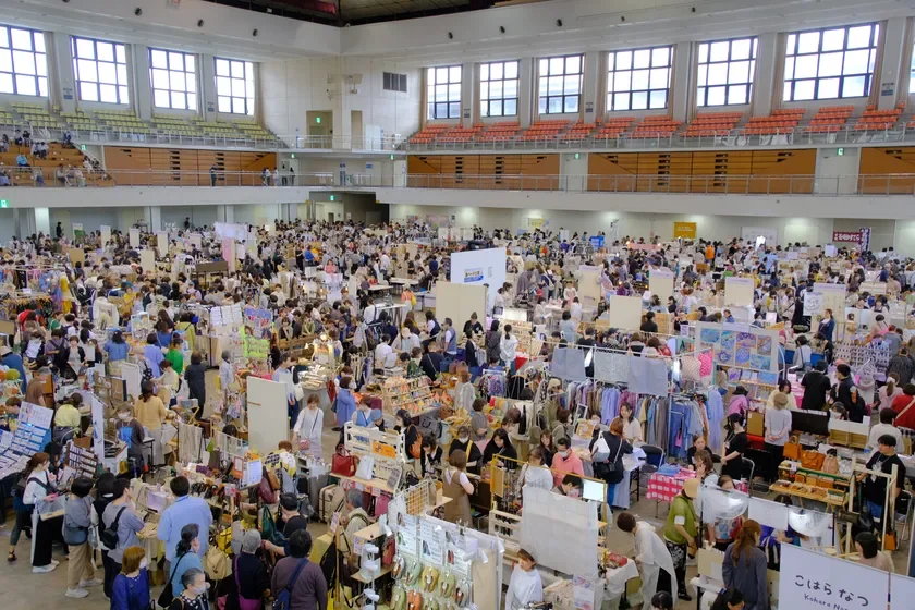多くの人々で賑わう屋内イベントの会場俯瞰