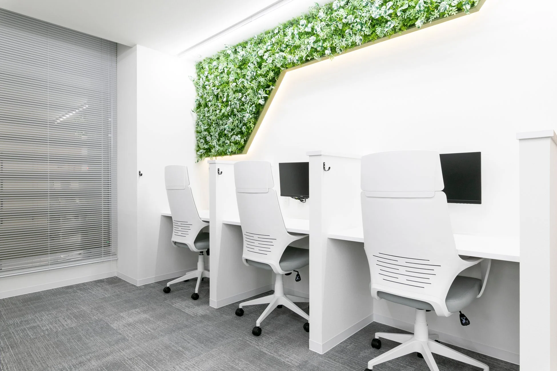 白を基調としたモダンなワークスペース