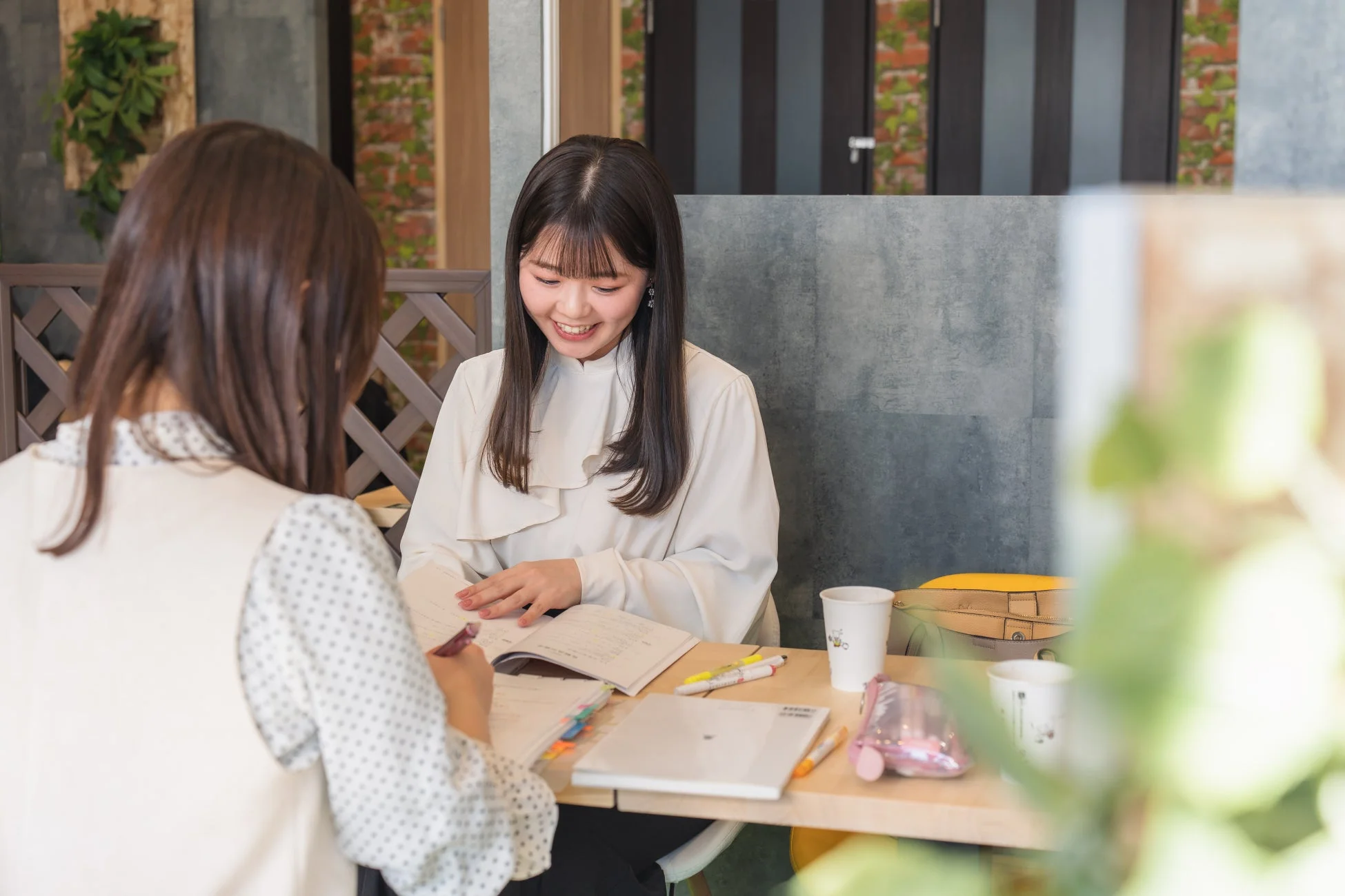 カフェで勉強や打ち合わせをする2人の女性