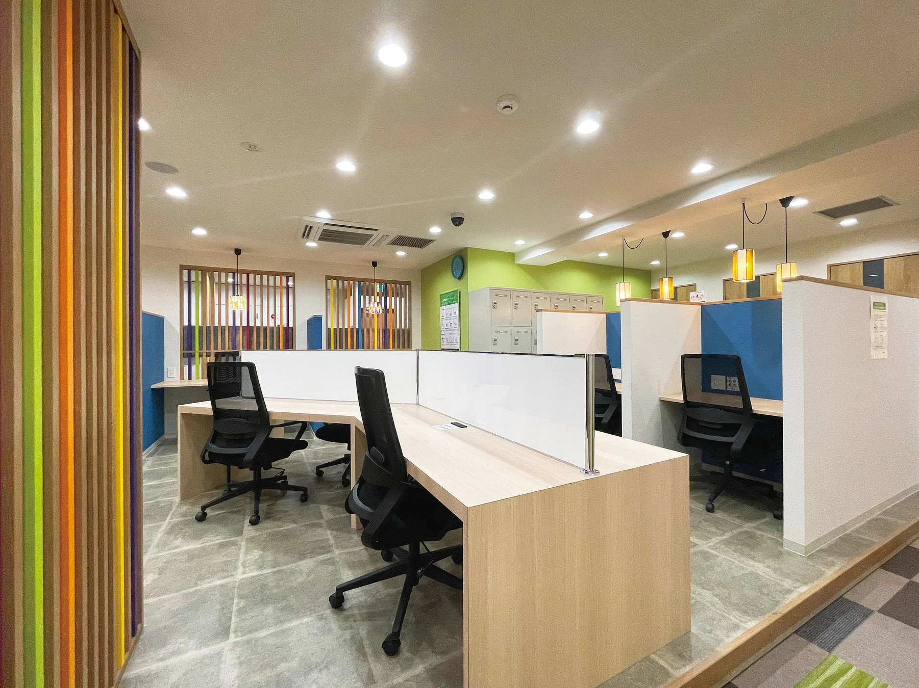 カラフルな木製ルーバーが特徴的なオフィス空間