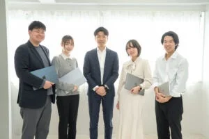 笑顔で並ぶビジネスパーソンたち