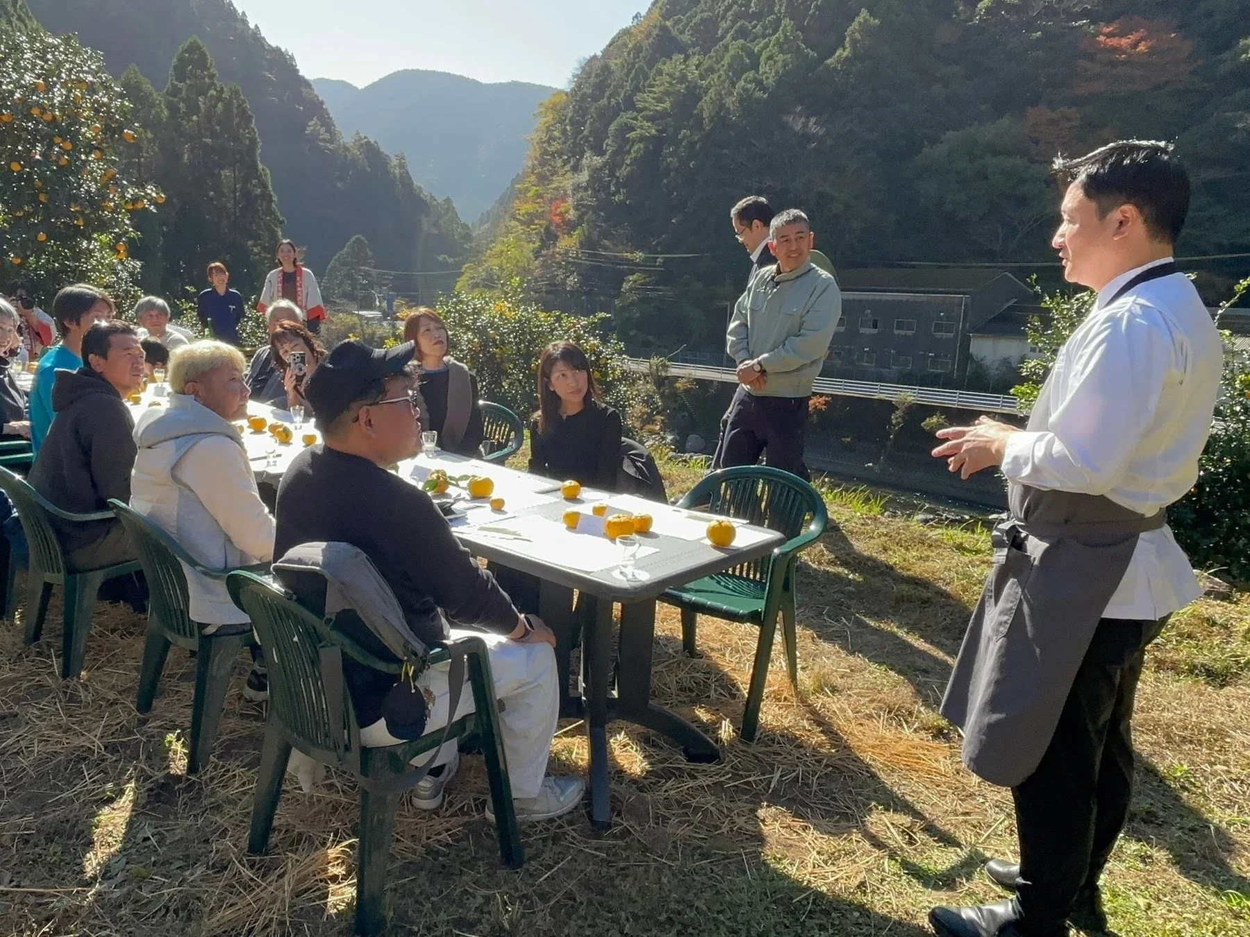 屋外での食事会