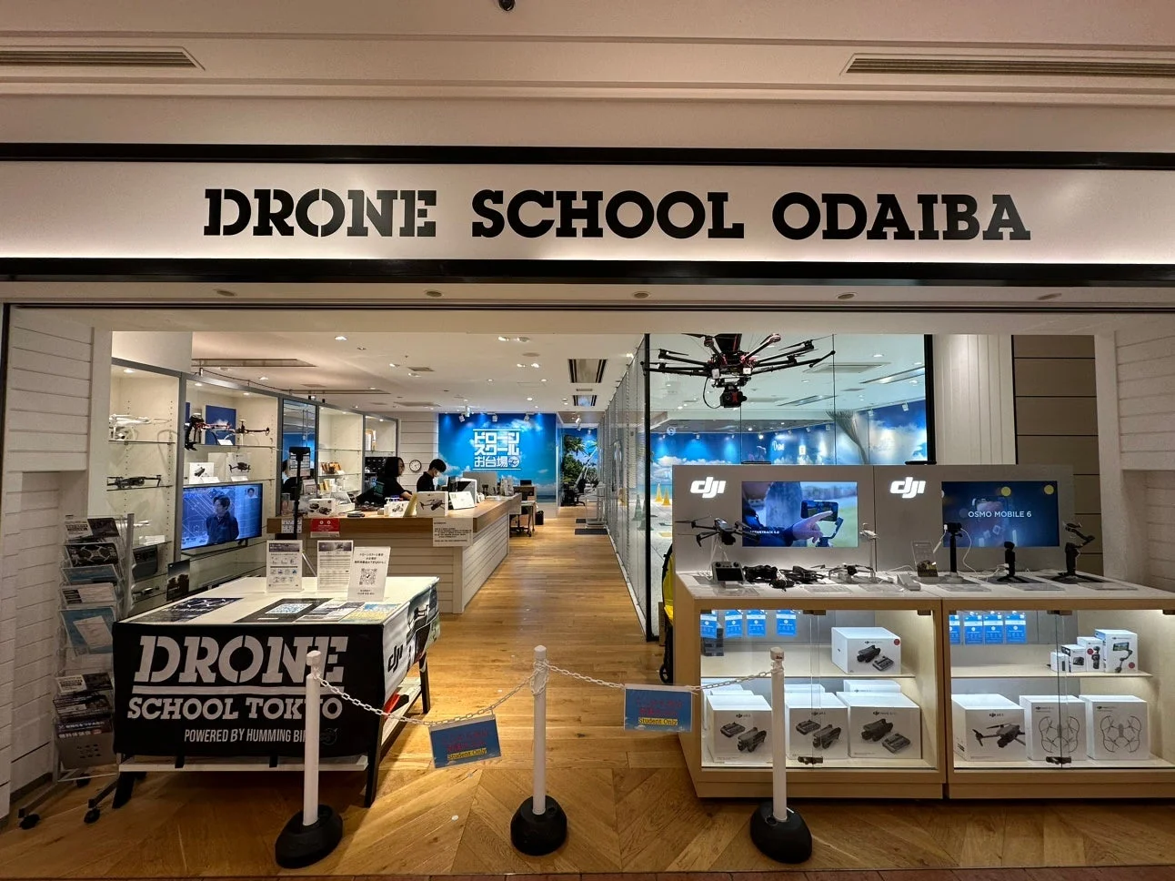 DRONE SCHOOL ODAIBAの店舗入り口の様子。店内にはDJI製品を含む様々なドローンや関連機材が展示されている