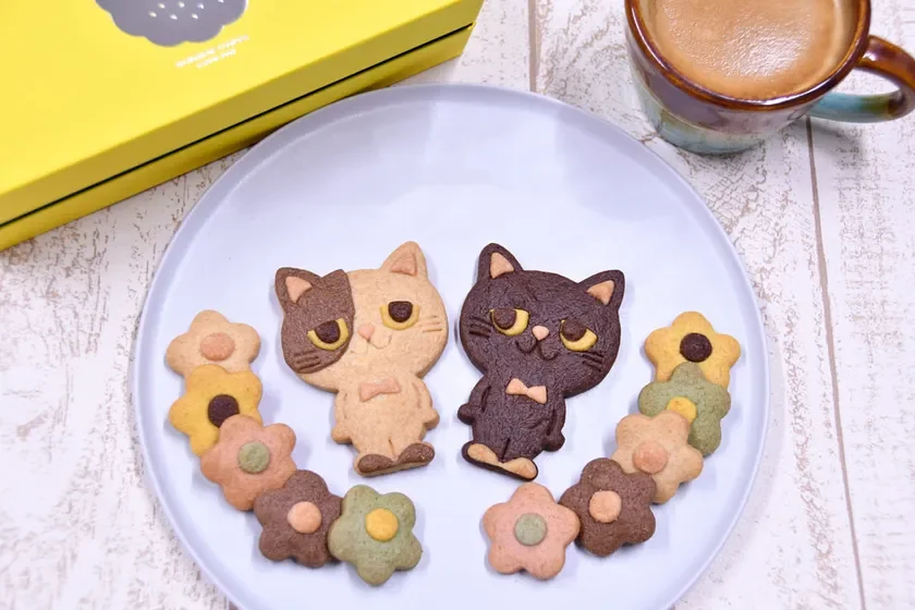 猫型クッキーと花型クッキー