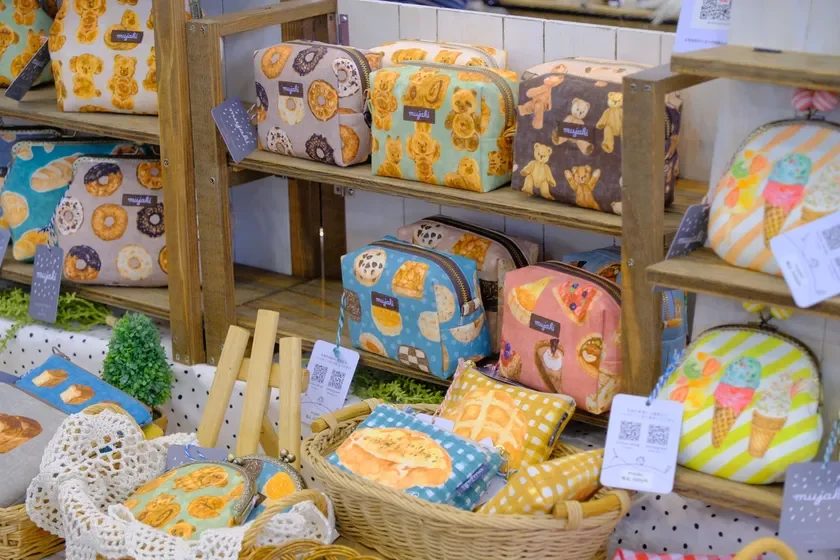 可愛らしい柄のポーチやバッグが並ぶハンドメイド作品ブース