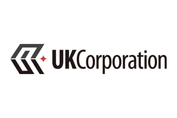 白背景に「UK Corporation」という黒い文字と、左側に幾何学的なロゴマークが配置されています
