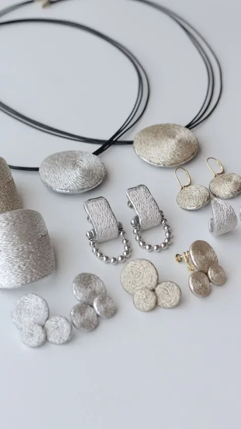 シルバーを基調とした様々なデザインのジュエリー