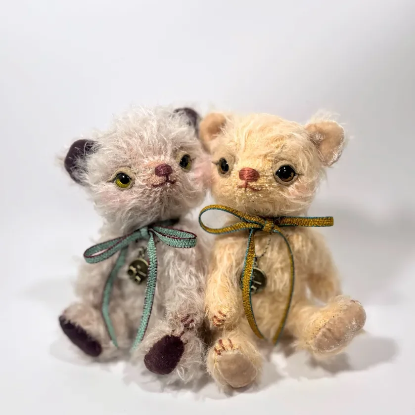 淡いグレーとベージュの2匹のテディベア