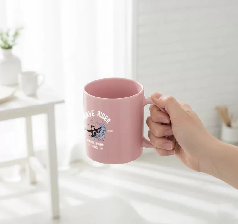 ピンクのサーフィンデザインマグカップ
