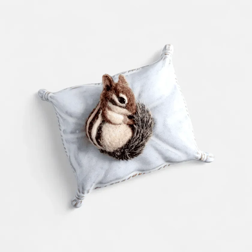 フェルト製のシマリスのぬいぐるみ