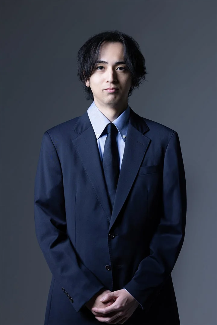 紺色のスーツを着た男性