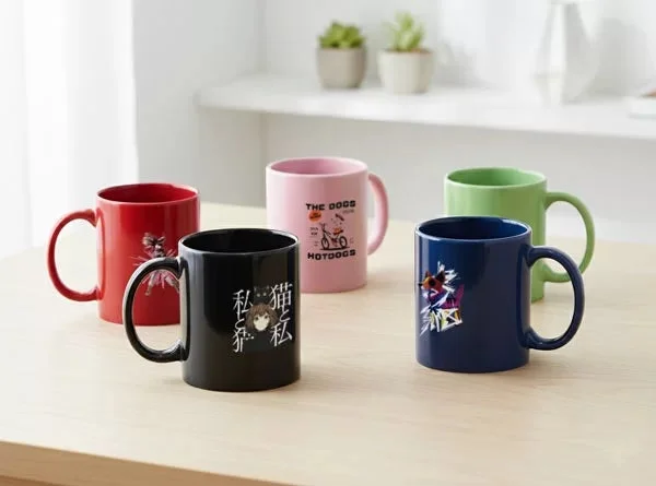 さまざまなデザインのマグカップ