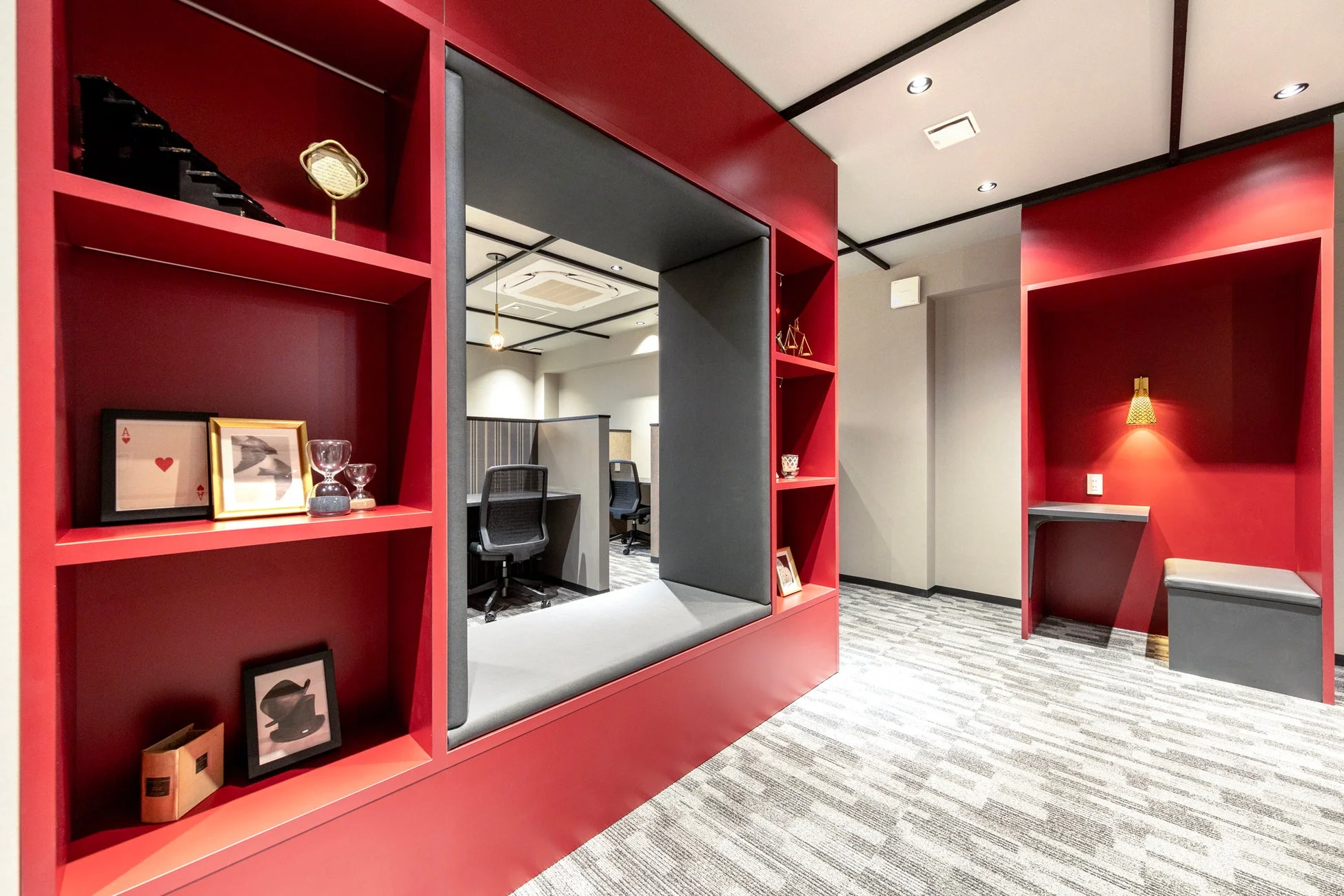 赤い棚が特徴的なモダンなオフィス空間