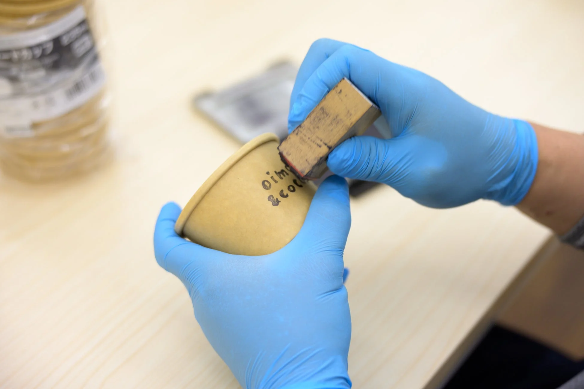 カップへのスタンプ押し