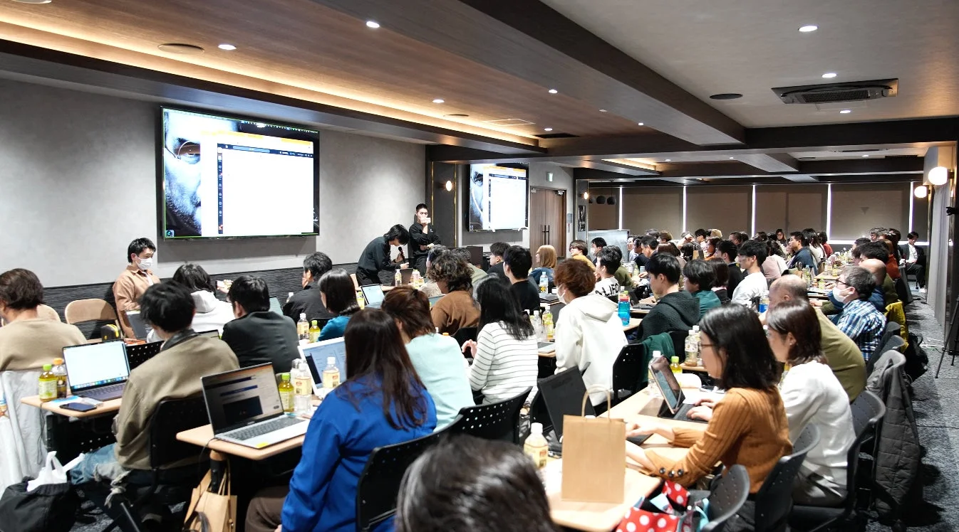 多くの参加者がノートパソコンを使いながらセミナーやワークショップに参加している様子