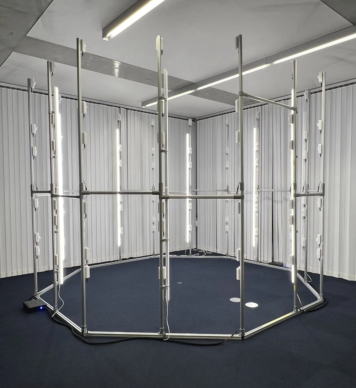 多数のLEDライトが垂直に配置された金属製の八角形フレーム構造