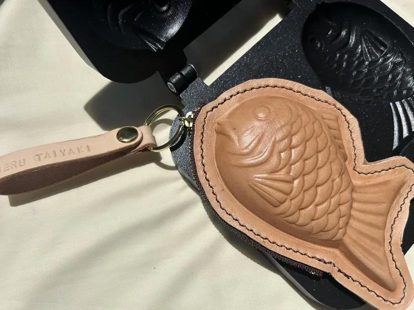 たい焼きの形をした革製のキーホルダー付きポーチ