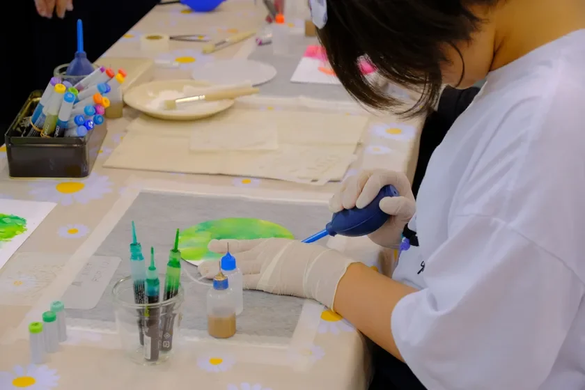 アート作品を制作している様子