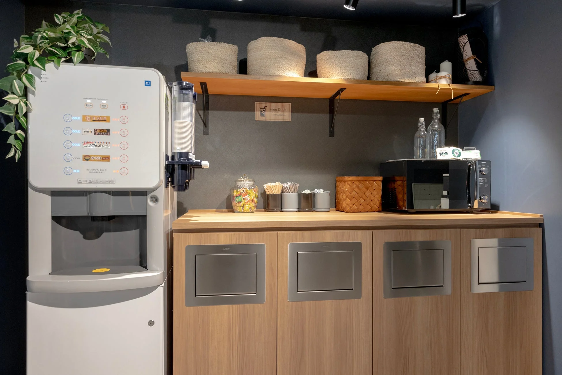 セルフサービスのドリンクコーナー