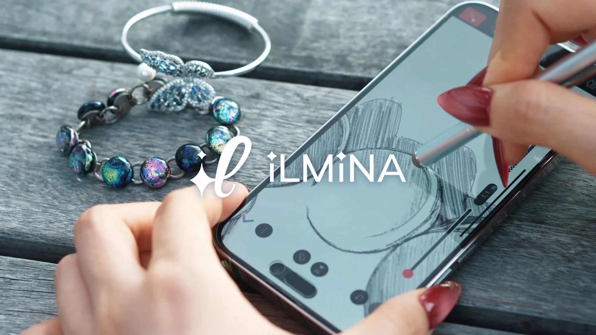 スタイラスペンで描画する手元