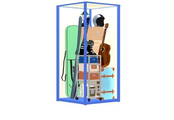 スキー用品、ギター、スーツケースなどの様々な私物を透明なラックにコンパクトに収納した様子