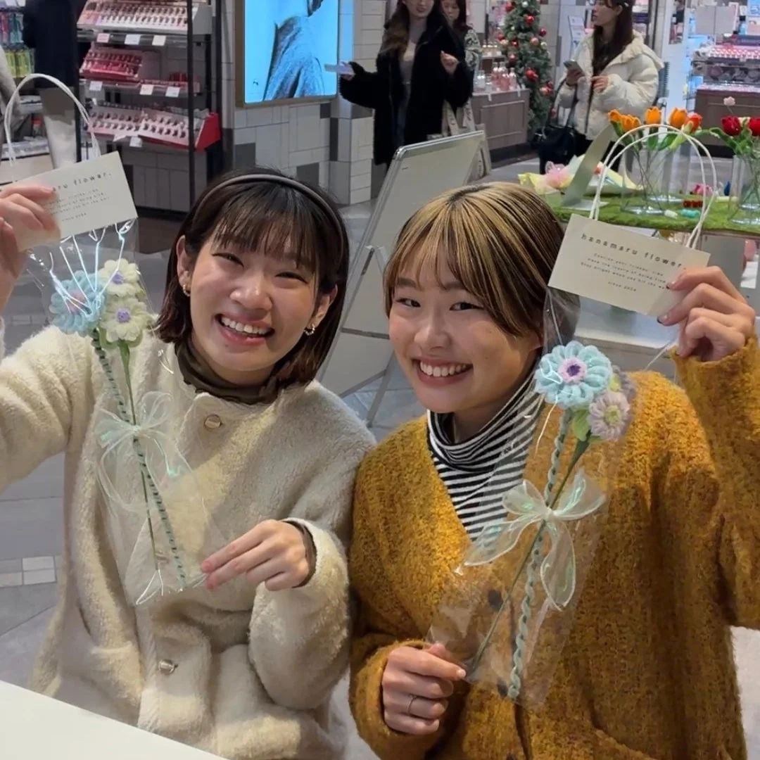 ワークショップで花束を持つ女性たち