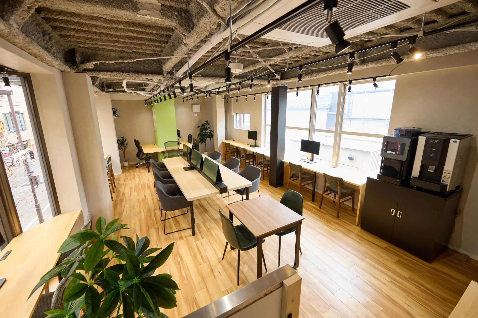 広々とした空間とドリンクバー