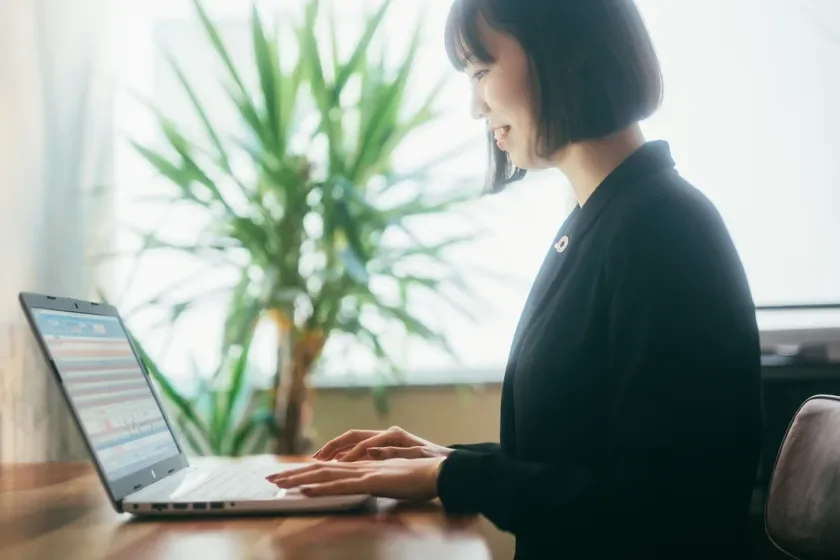 ノートパソコンで仕事をする女性