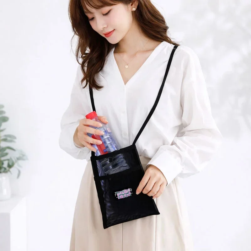 女性がバッグに物を出し入れしている様子