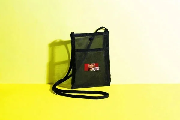 黄色の背景に置かれた黒いメッシュポーチ