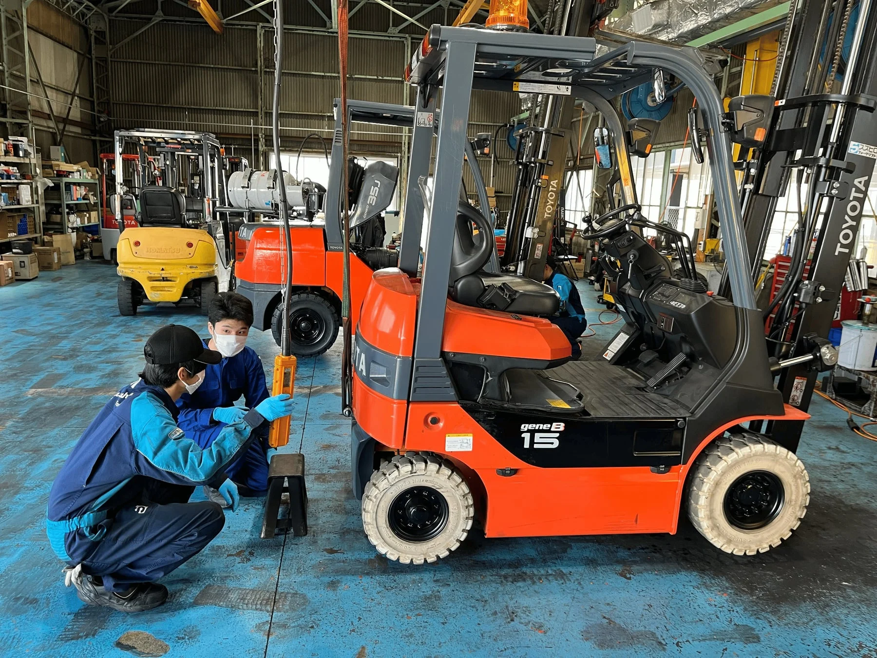 フォークリフトの整備現場