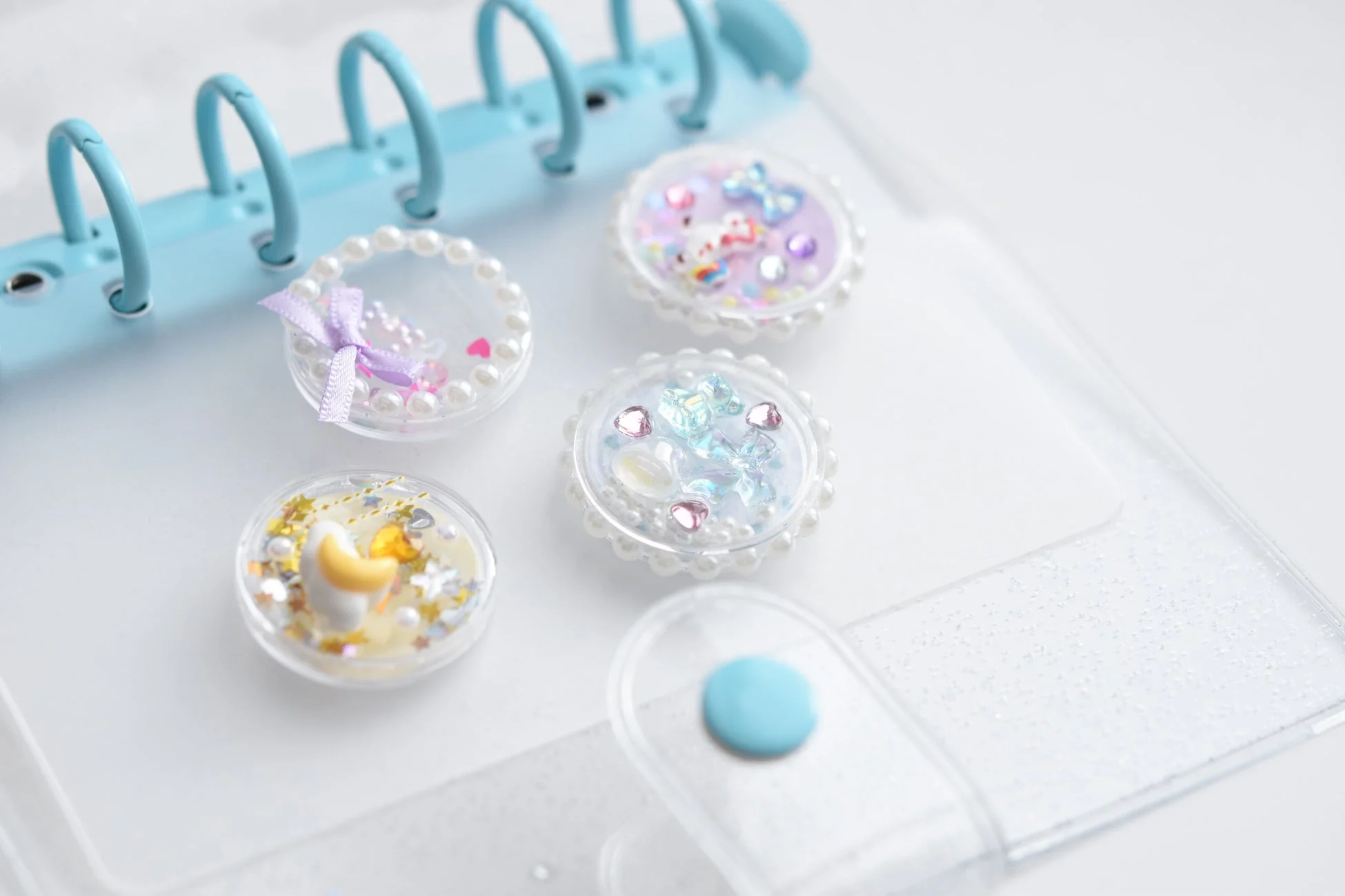 キラキラしたパーツが詰まったシェイカーチャーム