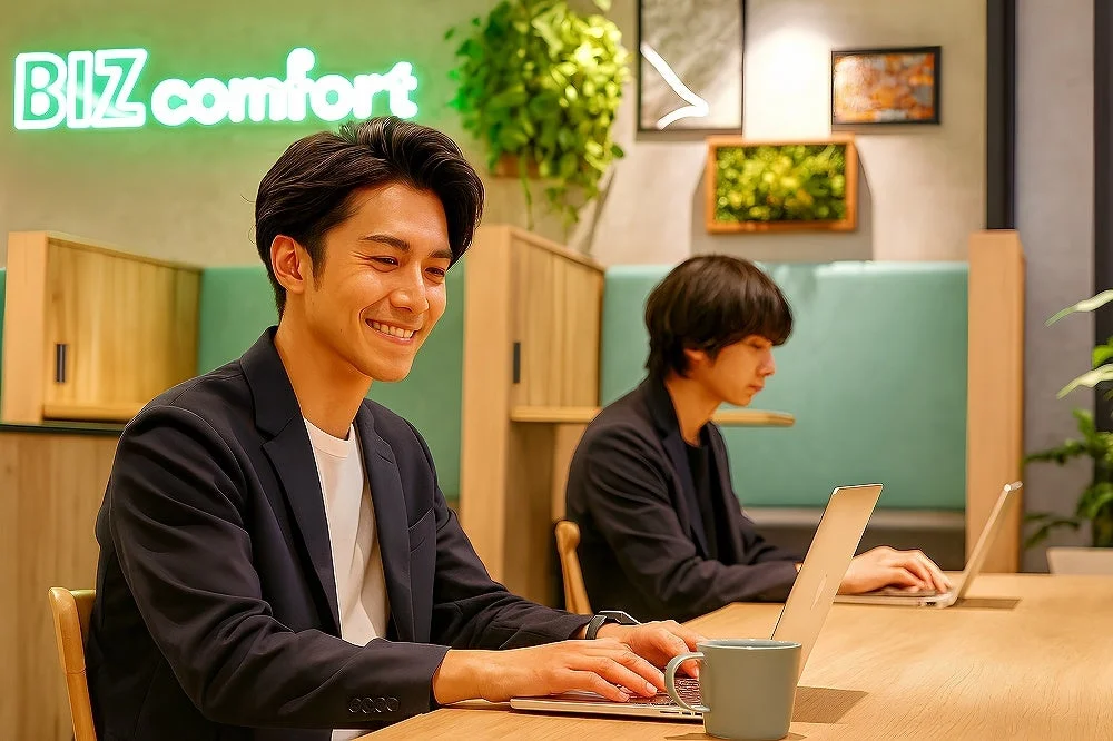 快適なコワーキングスペースで作業するビジネスパーソン