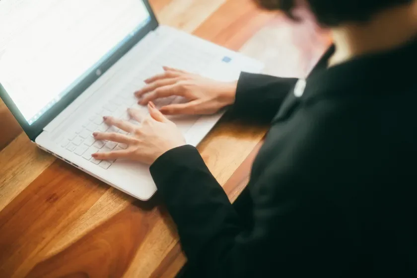 PCをタイピングする手元