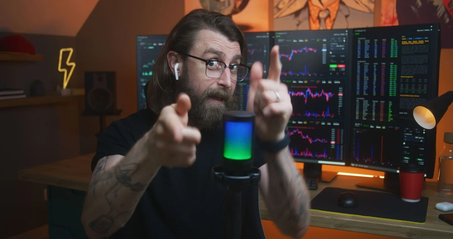 AIトレーディングストラテジストのTaki氏がモニターの前で話す様子