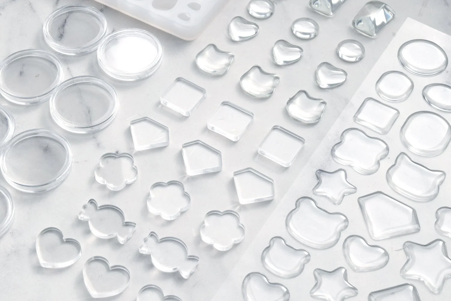 様々な形の透明なレジンモールドやクリアパーツ