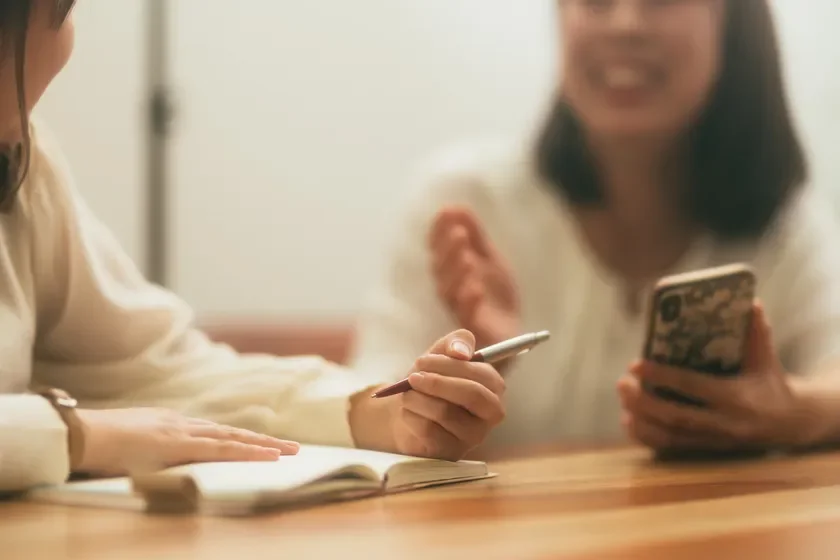 テーブルで会話する2人の女性