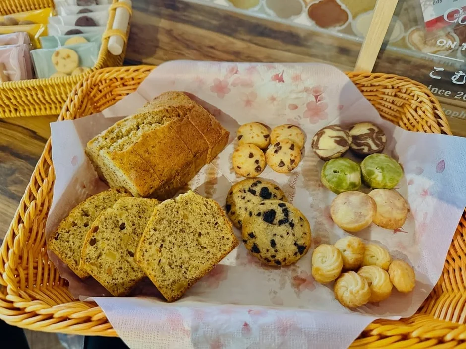 バスケットに盛り付けられた焼き菓子