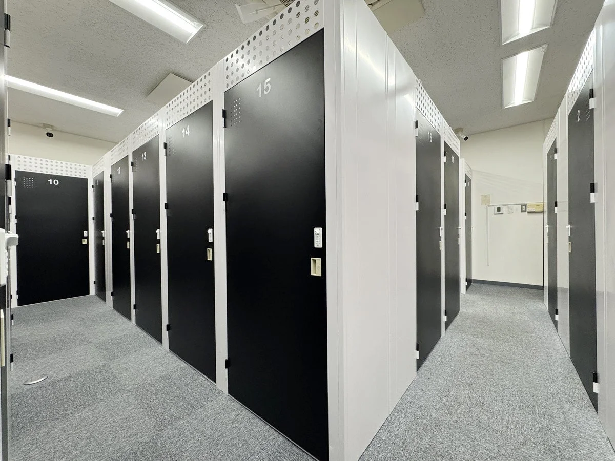 室内にある多数のレンタル収納庫が並ぶ通路