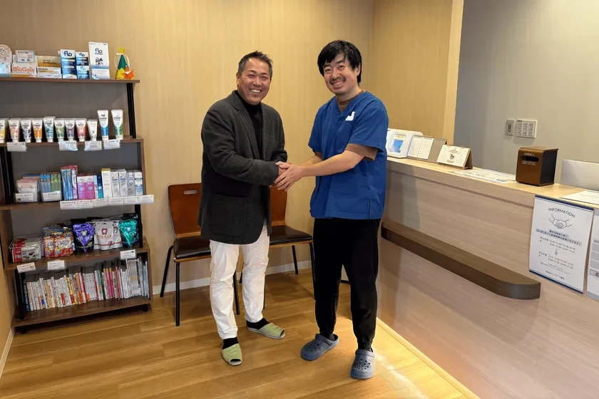 研修を行なっているファイン.住宅／代表取締役：久保勝義(左)と、従業員と共に研修を受けて、自身の歯科医院でも漆喰壁にしているあおばファミリー歯科／院長：横山貴士(右)